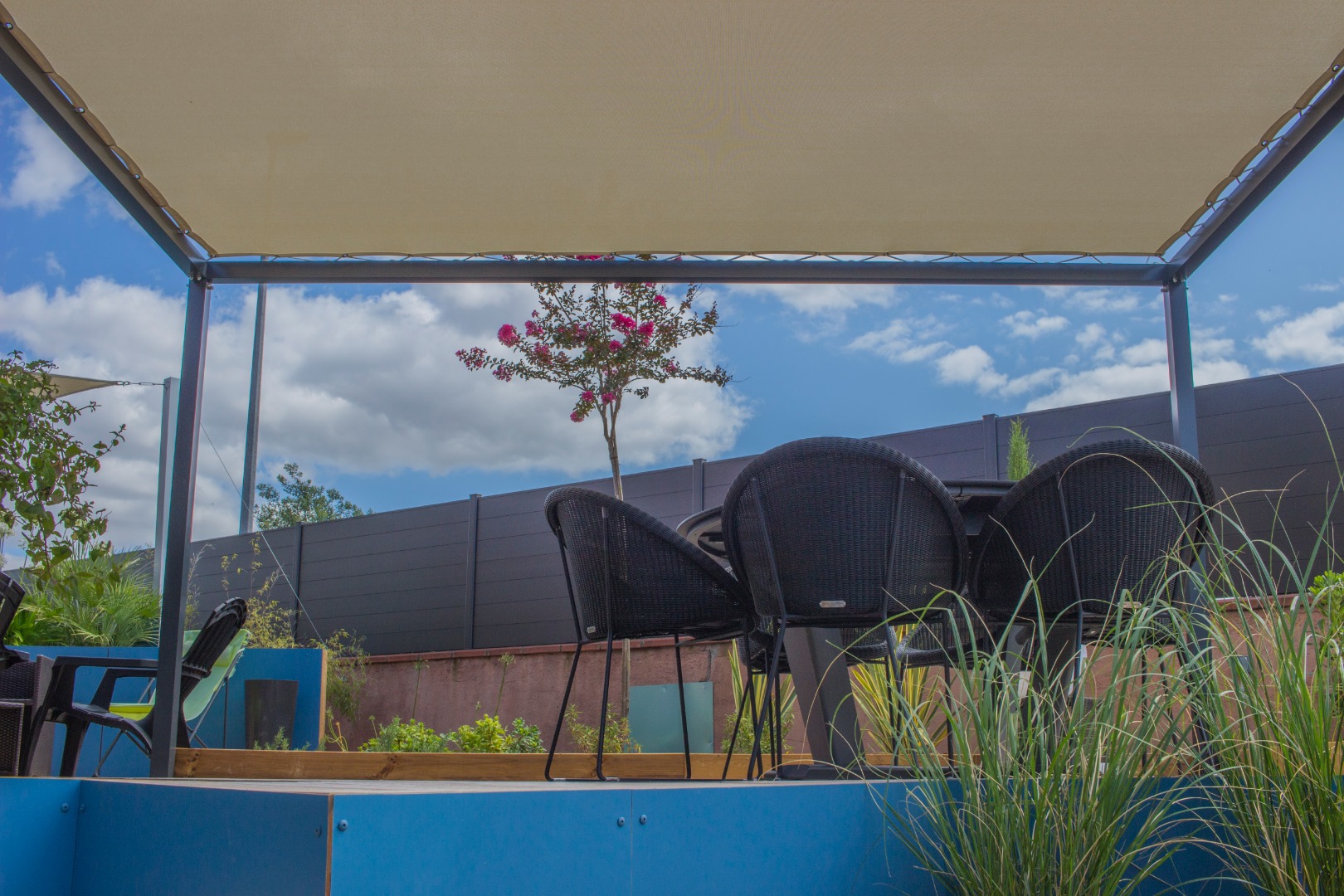 Vue depuis le bas du terrain sur l&rsquo;espace repas