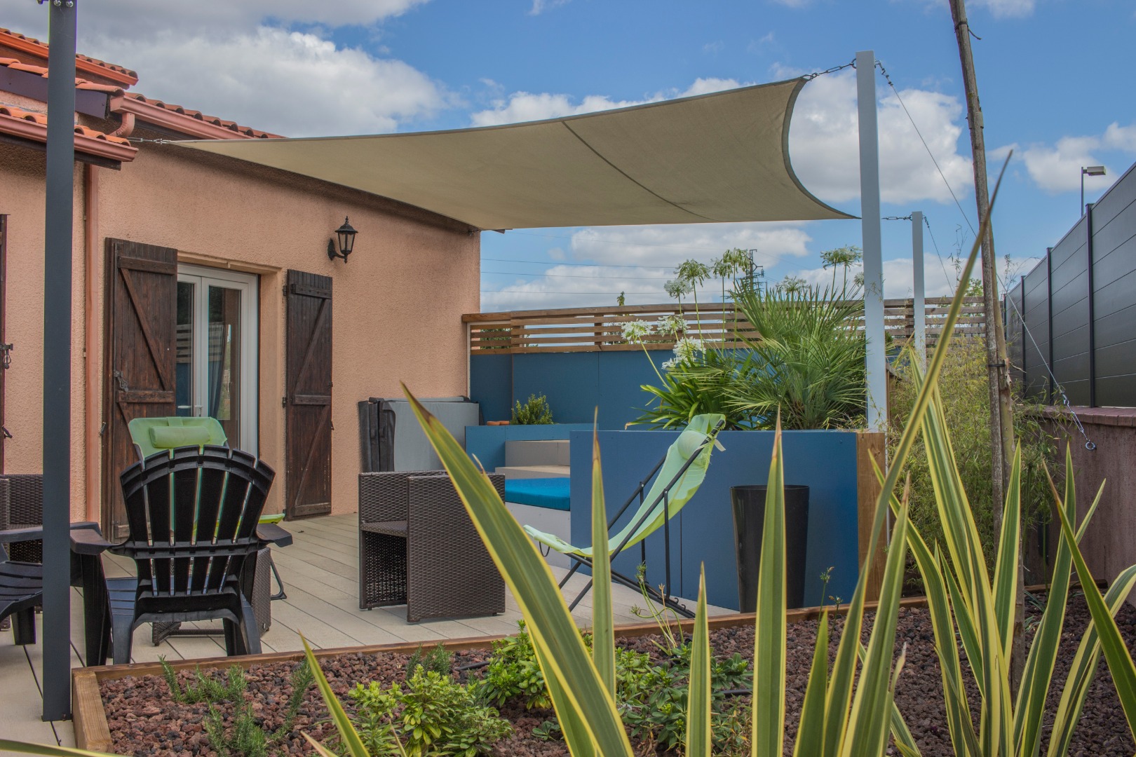 Mise en place d&rsquo;une toile d&rsquo;ombrage sur l&rsquo;espace repas