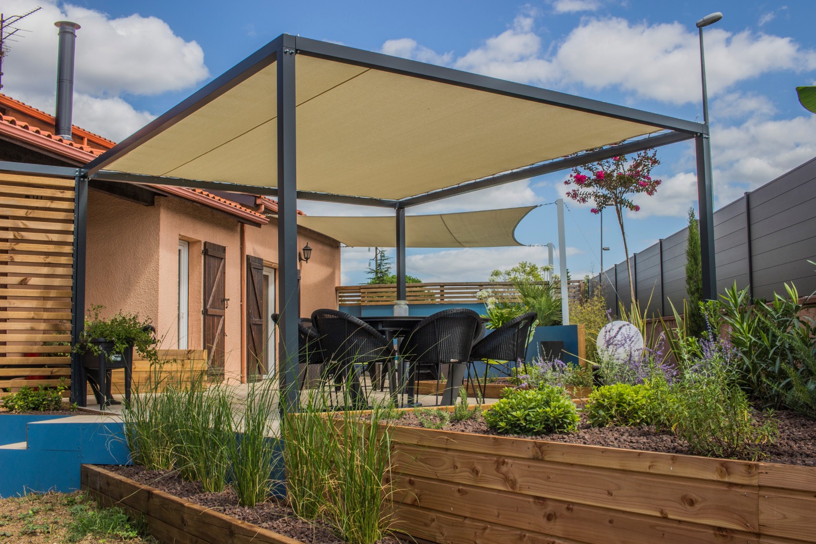 Mise en place d&rsquo;une pergola en aluminium thermolaqué avec toile d&rsquo;ombrage pour protéger l&rsquo;espace repas