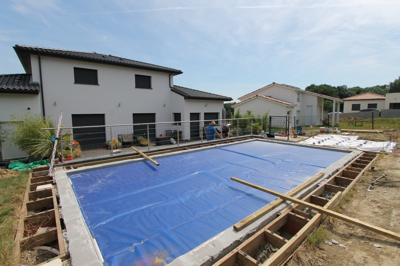Début de la pose de la structure pour la plage bois