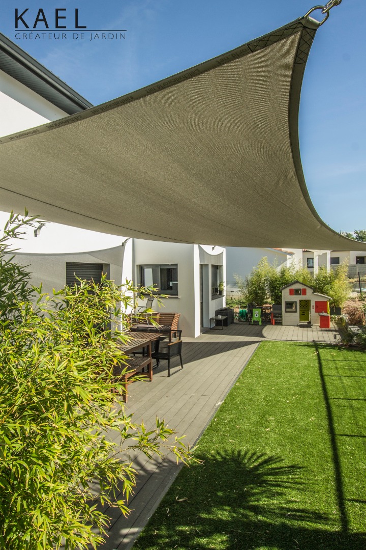 Mise en place de toile d&rsquo;ombrage sur l&rsquo;espace repas