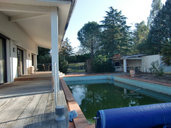 Avant travaux : Une cuisine d’été peu utilisée: trop loin de la cuisine intérieure… Une piscine disproportionnée par rapport aux terrasses…
