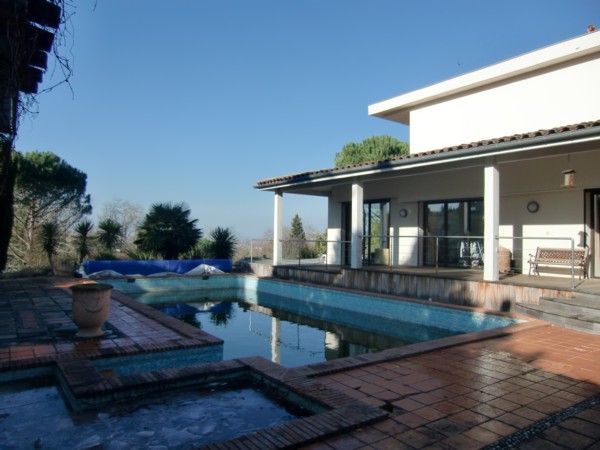 Avant travaux : Ambiance néo-classique en opposition avec l’architecture de la maison…