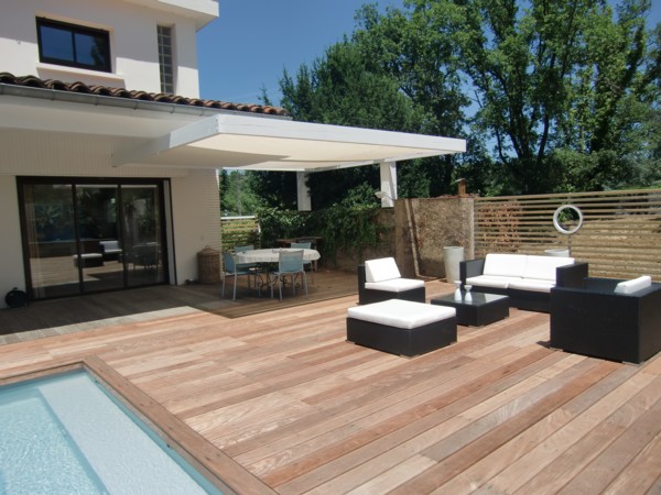 Après travaux : Complément du salon d’été, réalisation d’un écran semi-occultant vers le jardin…