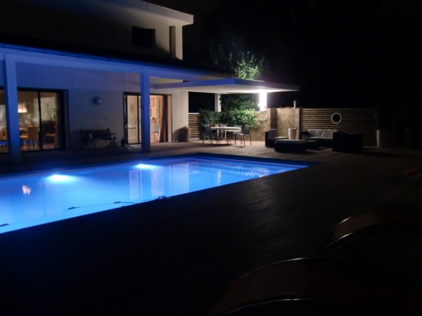 Leds bleu pour l’éclairage de la piscine: ça change tout!