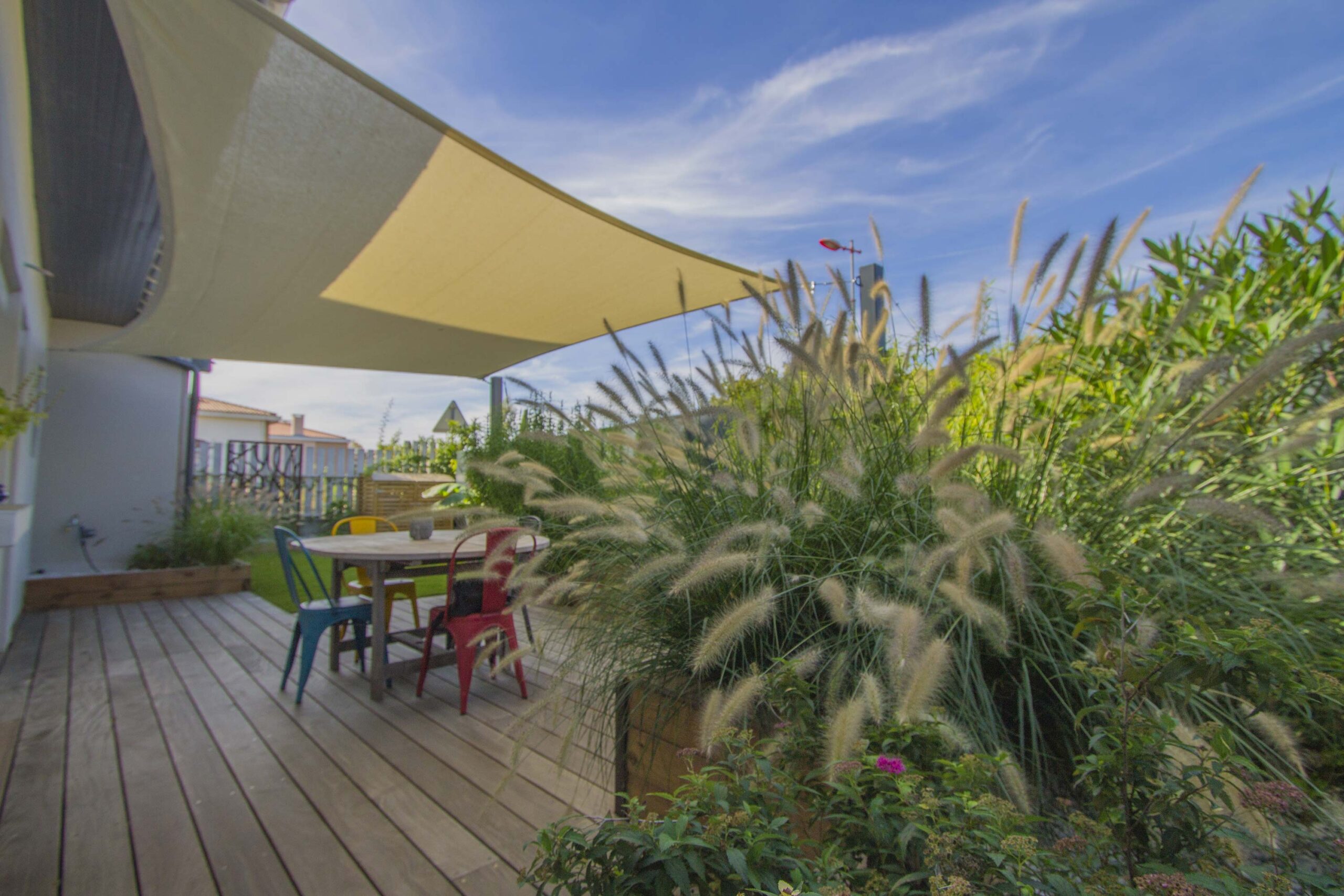 Vue sur la terrasse repas d&rsquo;un jardin à Toulouse