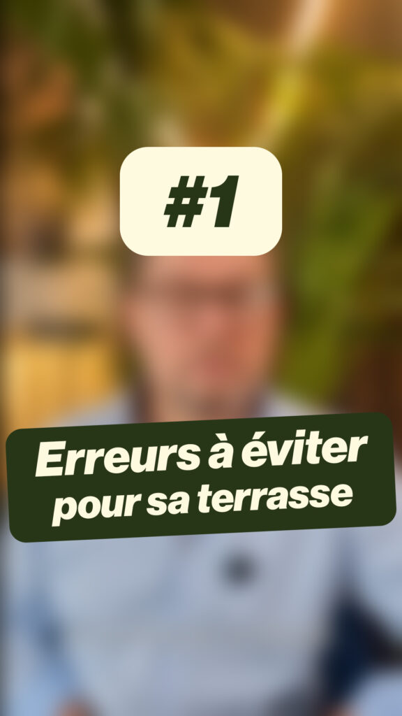 Vidéo #1 : Erreurs à éviter pour sa terrasse. Texte sur bandeau vert sombre devant un homme en arrière-plan flou.